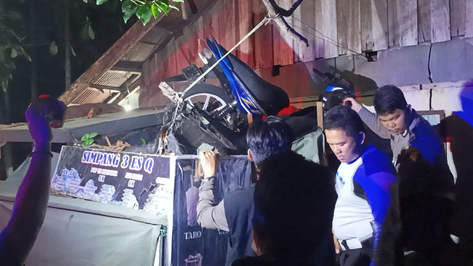 Motor Terbang dan Nyungsep Di Atap Kantin Sekolah